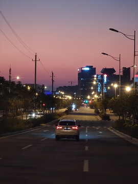 黄昏路灯街道赛博朋克夜空