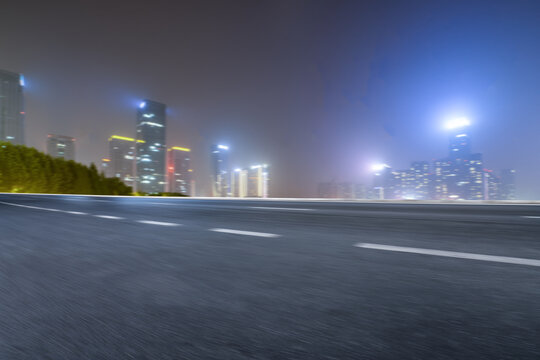 高速公路天际线和城市夜景