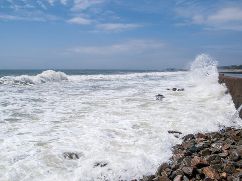 青岛海滨的海浪