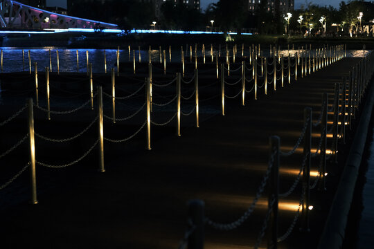 夕阳下人形吊桥与蓝色水面