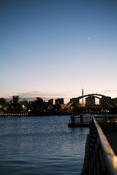 夕阳下人形吊桥与蓝色水面