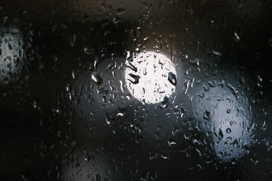 下雨天窗口路灯虚化光斑