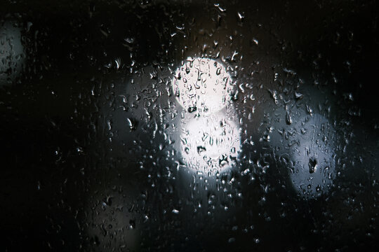 下雨天窗口路灯虚化光斑
