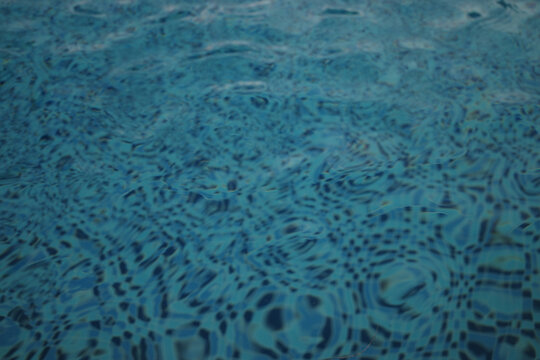 装满水的蓝色游泳池
