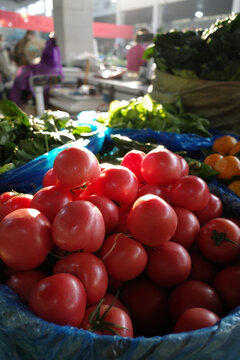 阳光照射下的菜市场内的番茄