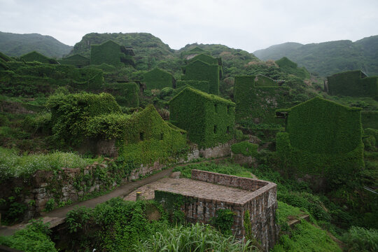 嵊泗岛绿植覆盖的荒村