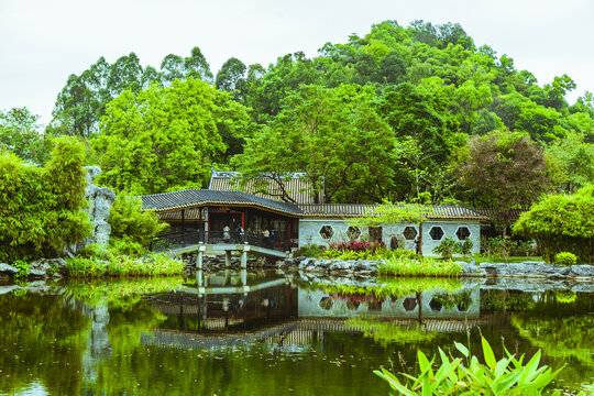 顺德顺峰山公园汀芷园晴起廊桥