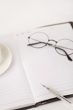 眼镜创意白色办公桌面