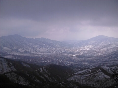 山岭微雪