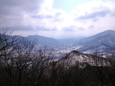 浓云衬托下的雪峰