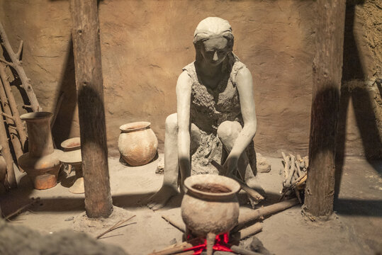原始人类制陶场景