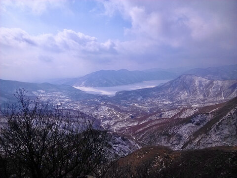 水库与雪山