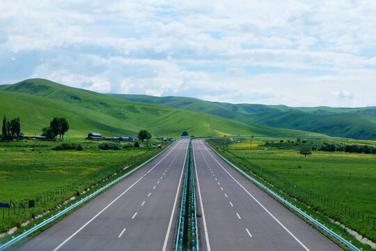 现代公路穿过绿色草原