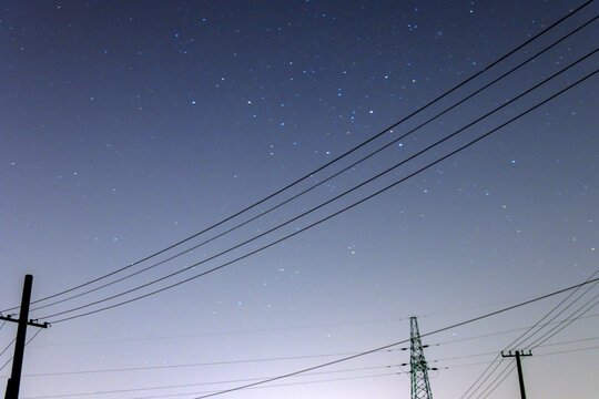 冬天乡下星空和电线电塔