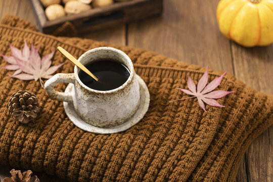 咖啡枫叶围巾温暖秋天素材