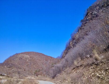 蓝天与山边公路