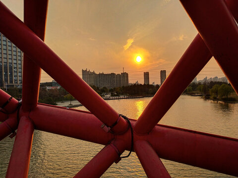 夕阳西下的城市美丽景色