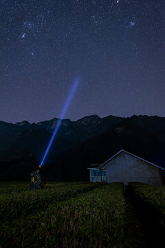 星空下的五峰白溢寨