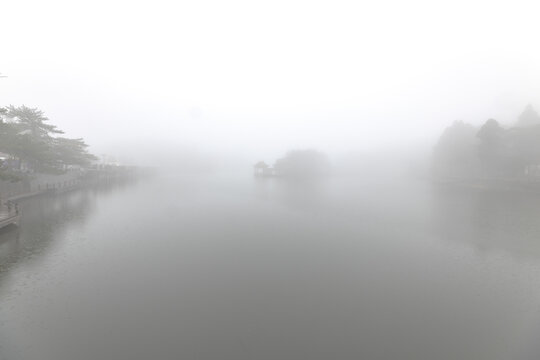 庐山如琴湖雾中风光