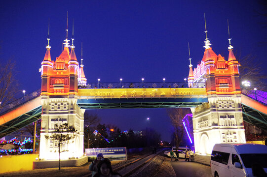 北京石景山游乐园桥梁城堡夜景