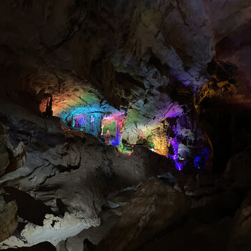 彩色岩石洞穴