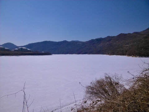 山岭雪湖