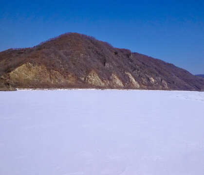 冬季的山与雪封的河流