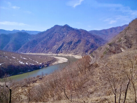 被高山环抱的河流