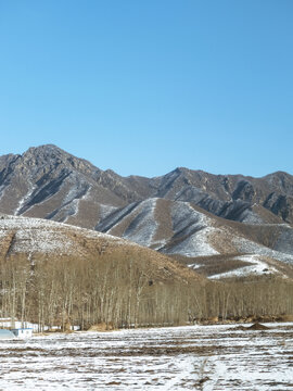 冬天雪后的山地素材