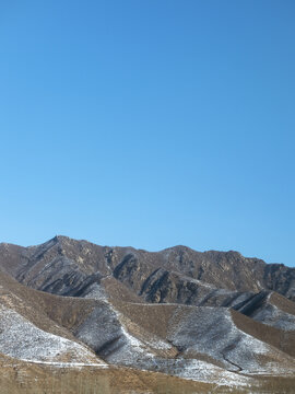 冬季山峰被白雪覆盖