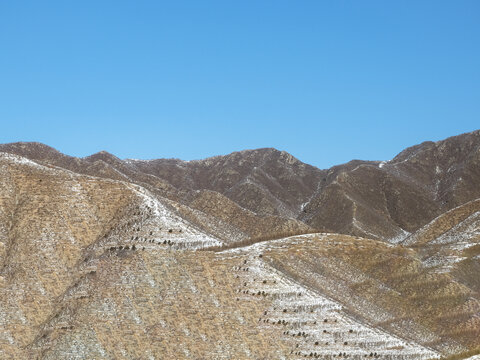 冬季白色积雪的山峰