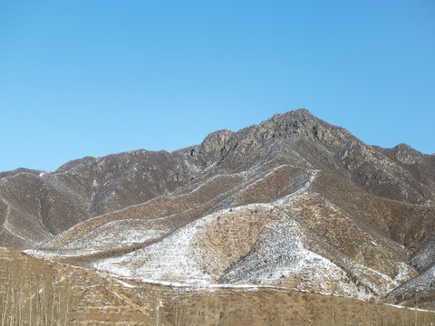 冬季白色积雪覆盖的山脉