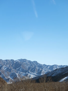 冬季阳光午后积雪山峰