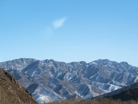 冬天的雪后山峰远景