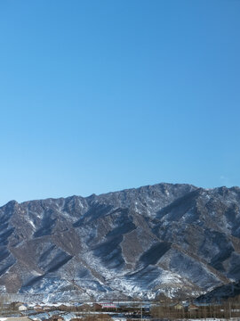 冬天的积雪山峰远山