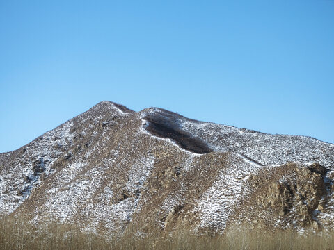 冬天大雪堆积的远山