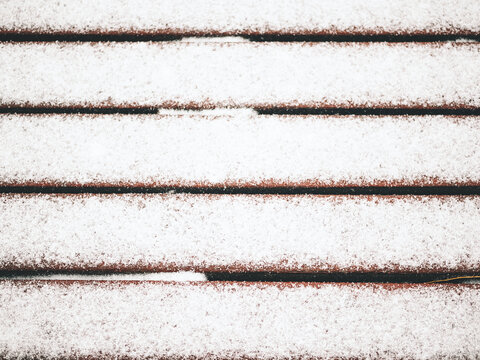 冬季白雪覆盖的长条凳