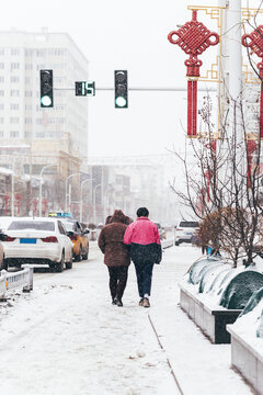 冬季雪后街道行走的路人