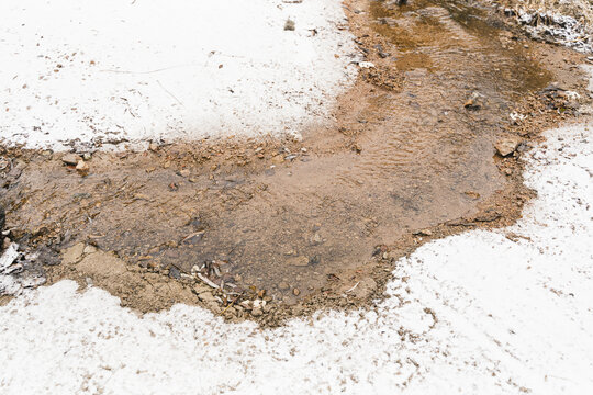 冬天白雪覆盖的河道