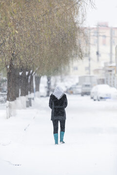 冬季街头行走的路人