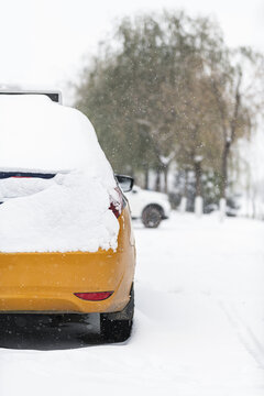 冬天白雪覆盖的小汽车