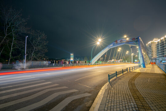 夜晚车流