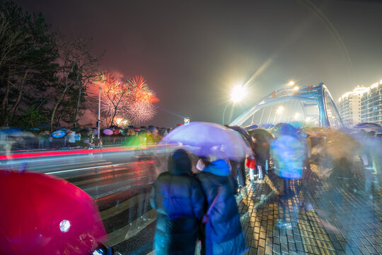 雨夜街头人群