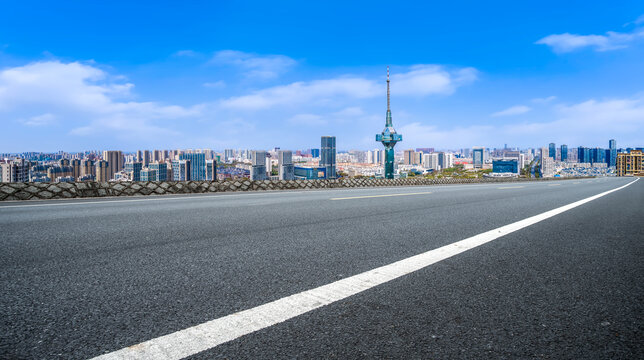 高速公路天际线和城市景观