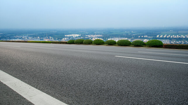 前进的道路和城市景观