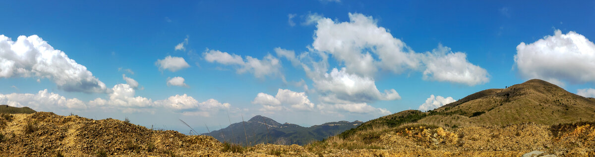 蓝天白云群山