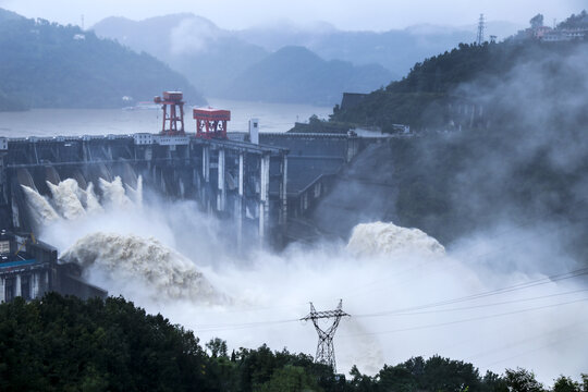 安康瀛湖大坝泄洪