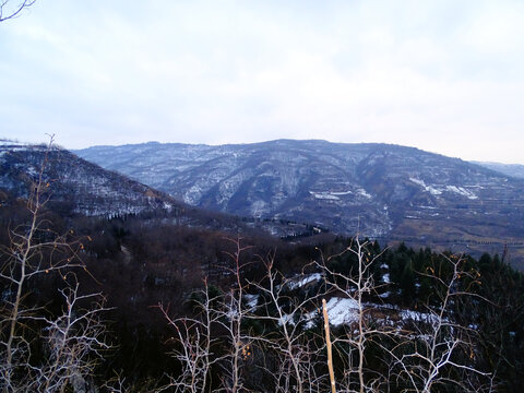 乡村雪山景观