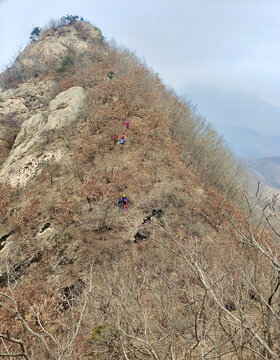 在不同高度登山的人们