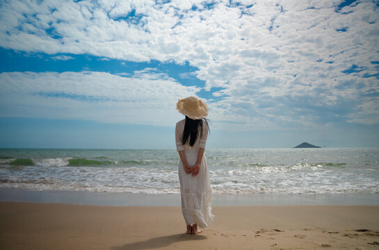 夏天海边美女背影